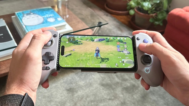 Ngay cả khi được gắn phụ kiện tay cầm chơi game, iPhone 15 Pro vẫn gặp hạn chế khi quá nóng