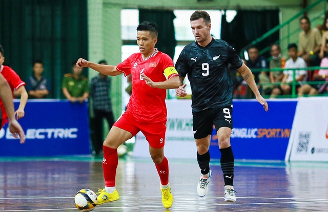 Phạm Đức Hòa (trái) vẫn là trụ cột của đội tuyển futsal VN