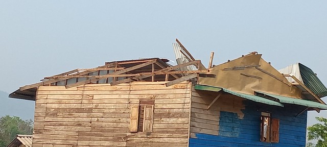 Một ngôi nhà bị tốc mái sau trận lốc xoáy vào chiều 15.4