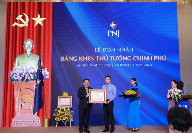 Ông Lê Trí Thông (áo vest đen) - Phó Chủ tịch HĐQT kiêm Tổng Giám đốc PNJ vinh dự nhận bằng khen của Thủ tướng Chính phủ