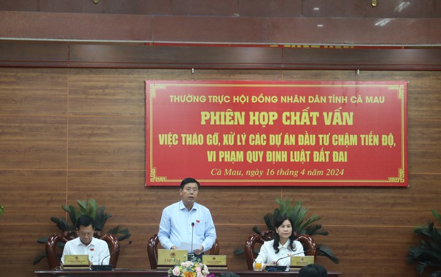 Ông Nguyễn Tiến Hải, Bí thư Tỉnh ủy, Chủ tịch HĐND tỉnh Cà Mau (giữa), chỉ đạo kiên quyết thu hồi dự án treo