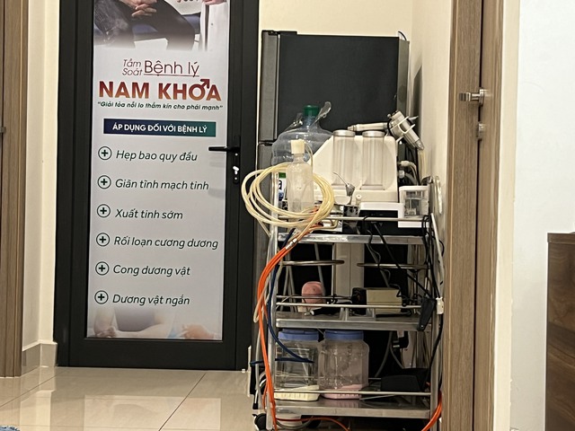 Bảng quảng cáo và máy móc tại phòng khám của bác sĩ Đức Trọng