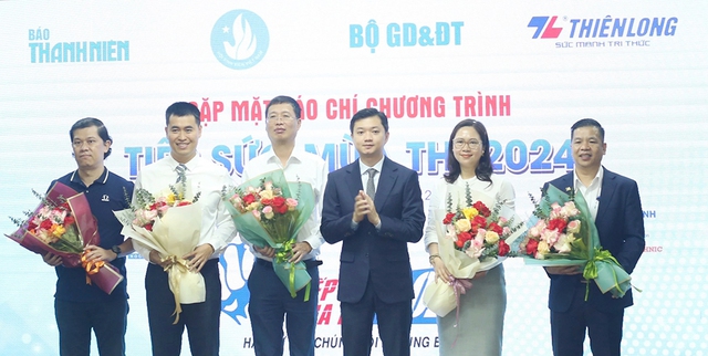 Anh Nguyễn Minh Triết (thứ ba từ phải qua) tặng hoa các đơn vị đồng hành cùng chương trình
