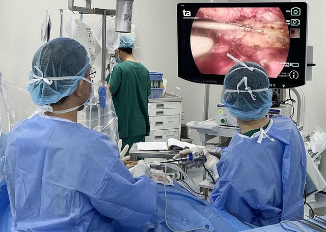 Các bác sĩ trong một ca phẫu thuật nội soi loại bỏ khối u phổi
