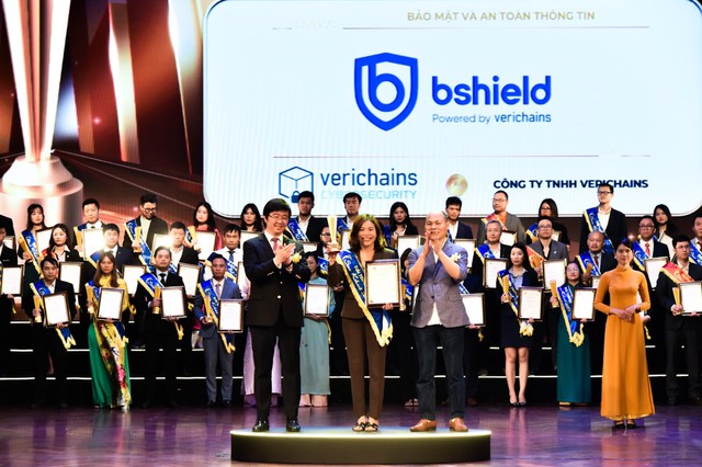 Đại diện BShield nhận giải thưởng Sao Khuê tại Hà Nội