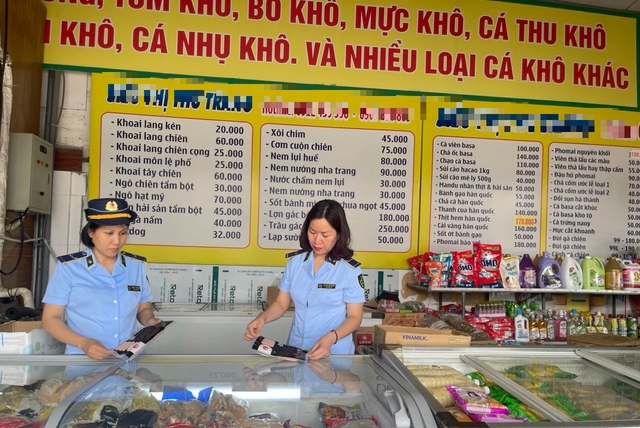 Lực lượng QLTT Quảng Ninh kiểm tra một cơ sở kinh doanh thực phẩm đông lạnh
