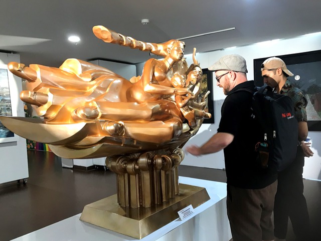 Du khách nước ngoài chiêm ngưỡng tác phẩm điêu khắc Cội nguồn hạnh phúc của họa sĩ, điêu khắc gia Đinh Gia Thắng