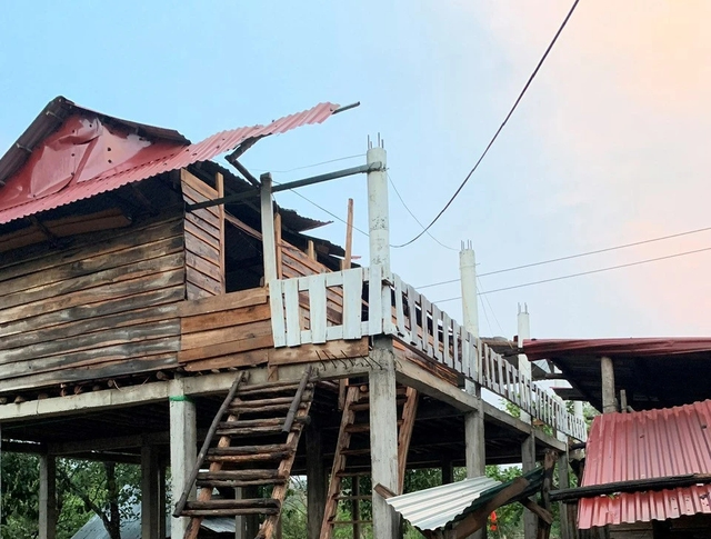 Lốc xoáy làm hàng chục ngôi nhà ở huyện vùng cao Quảng Trị hư hỏng- Ảnh 1.