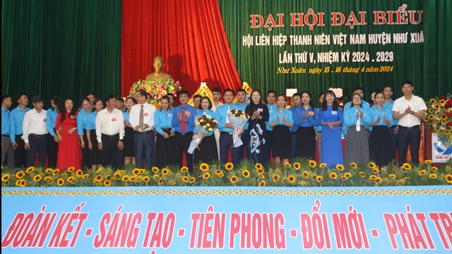Lãnh đạo Huyện ủy, UBND H.Như Xuân và lãnh đạo Hội Liên hiệp Thanh niên Việt Nam tỉnh Thanh Hóa tặng hoa chúc mừng đại hội
