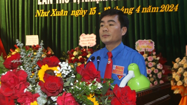 Anh Lê Văn Châu, Bí thư Tỉnh đoàn, Chủ tịch Hội Liên hiệp Thanh niên Việt Nam tỉnh Thanh Hóa phát biểu tại đại hội