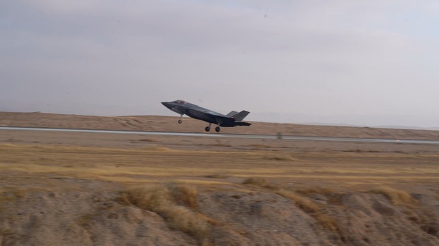 Máy bay chiến đấu F-35 của Không quân Israel hạ cánh tại một địa điểm được cho là Căn cứ Không quân Nevatim sau một nhiệm vụ phòng không ở Israel, trong ảnh từ một video được công bố ngày 14.4