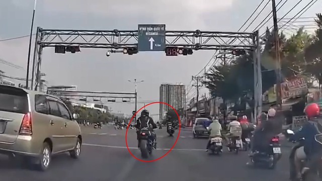 Bất chấp nguy hiểm, nhiều tài xế vẫn ngang nhiên lái mô tô vượt đèn đỏ gây bức xúc