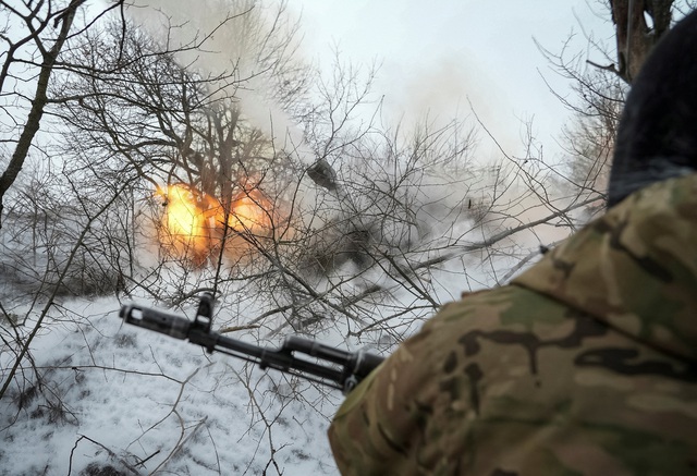 Quân nhân Ukraine khai hỏa pháo tự hành 2S1 Gvozdika về phía binh sĩ Nga gần thị trấn Chasiv Yar thuộc tỉnh Donetsk ngày 22.2