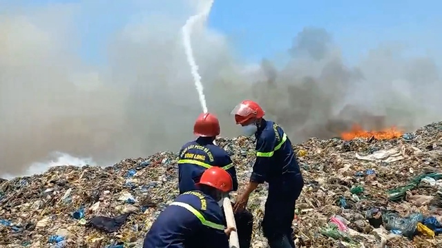 Cháy bãi rác lớn nhất tỉnh Vĩnh Long- Ảnh 2.