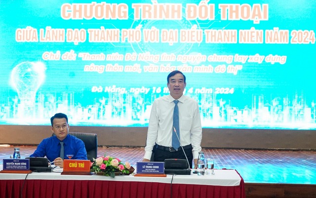Ông Lê Trung Chinh, Chủ tịch UBND TP.Đà Nẵng và anh Nguyễn Mạnh Dũng, Bí thư Thành đoàn Đà Nẵng chủ trì chương trình đối thoại