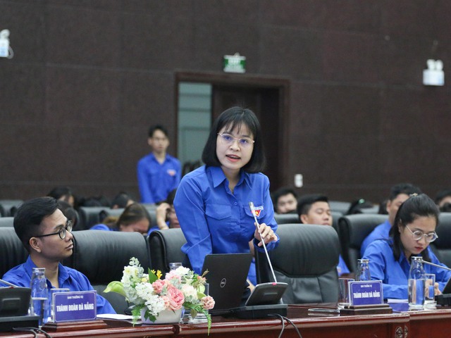 Chị Nguyễn Thị Tuyết (đứng), Bí thư Đoàn Trường ĐH Duy Tân, đặt câu hỏi tại buổi đối thoại