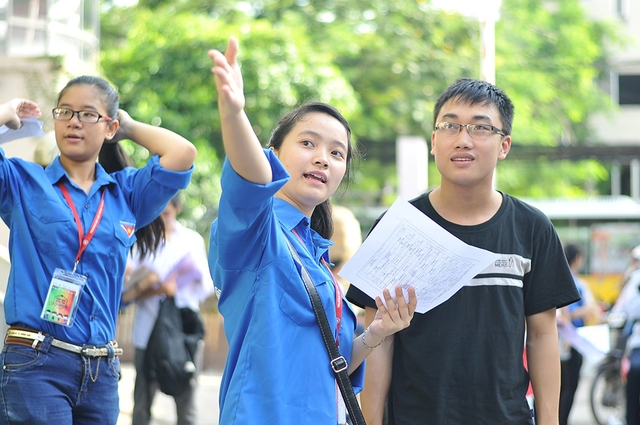 Tình nguyện viên hướng dẫn thí sinh trong chương trình Tiếp sức mùa thi