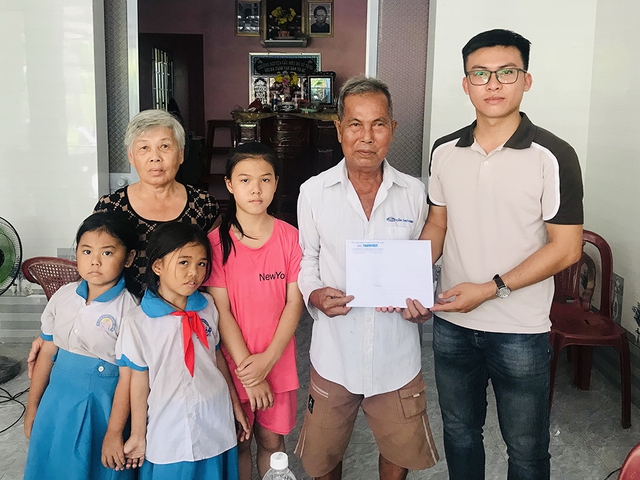 Đại diện Báo Thanh Niên trao tiền bạn đọc giúp đỡ vợ chồng ông Phan Văn Muôn
