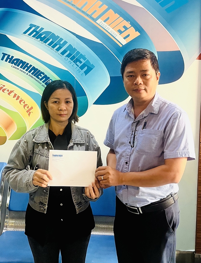 Đại diện Báo Thanh Niên trao tiền bạn đọc giúp đỡ chị Nguyễn Thị Hà