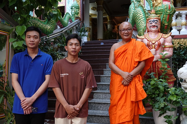 Thượng tọa Lý Hùng cùng các sinh viên đang tá túc tại chùa Pitu Khôsa Răngsây