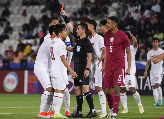 Trọng tài phạt thẻ đỏ cầu thủ U.23 Indonesia