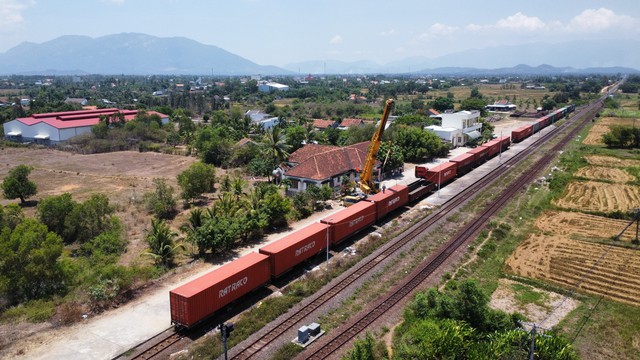 Việc chuyển tải hàng hóa từ tàu hàng tại ga Hòa Huỳnh (TX.Ninh Hòa, Khánh Hòa) đang được khẩn trương thực hiện