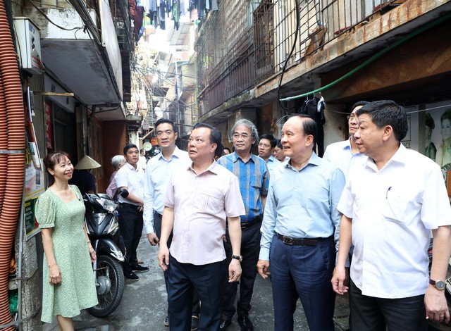 Bí thư Thành ủy Hà Nội cùng lãnh đạo thành phố đi kiểm tra tình hình triển khai Đề án cải tạo, xây dựng lại chung cư cũ trên địa bàn