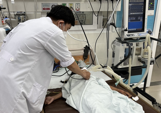 Bác sĩ đang kiểm tra sức khỏe cho em L.T.B.N tại Bệnh viện Sản Nhi Quảng Ngãi