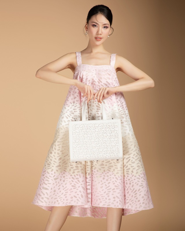 Thiết kế váy dây trẻ trung của nhà thiết kế (NTK) Adrian Anh Tuấn mang mùa hè mát dịu đến cho các nữ tín đồ yêu các gam màu nhẹ