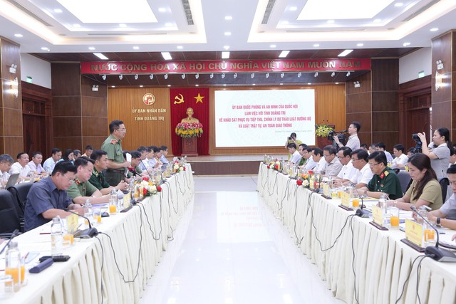 Đoàn công tác Ủy ban QP-AN của Quốc hội do Phó chủ nhiệm, trung tướng Nguyễn Minh Đức (đứng, bên trái) làm việc với tỉnh Quảng Trị
