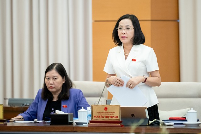 Trưởng ban Công tác đại biểu Nguyễn Thị Thanh phát biểu tại phiên họp