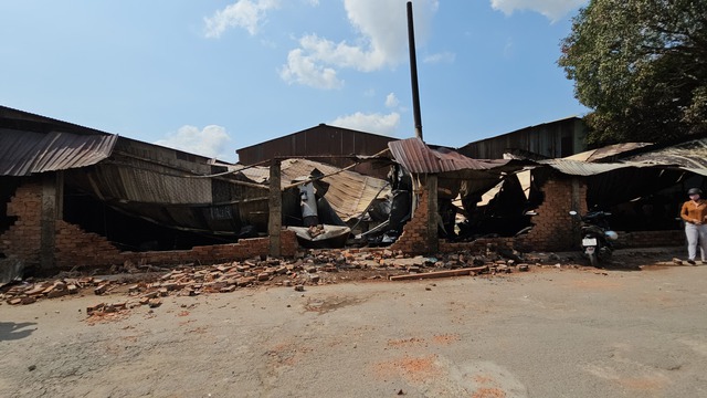 Vụ cháy khiến phần lớn khung sắt mái che xưởng gỗ đổ sập