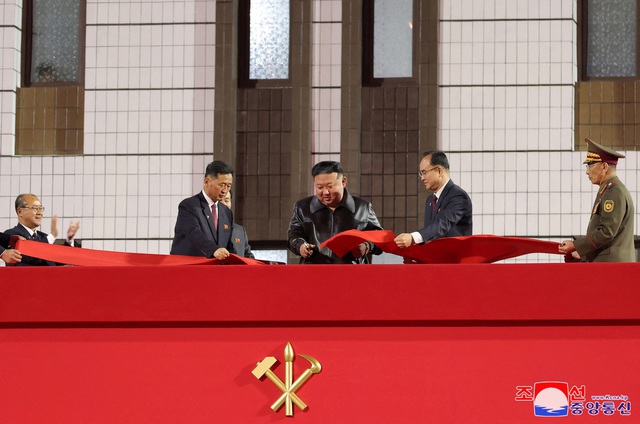 Nhà lãnh đạo Triều Tiên Kim Jong-un cắt băng khánh thành 10.000 căn hộ mới ở Bình Nhưỡng ngày 16.4.2024