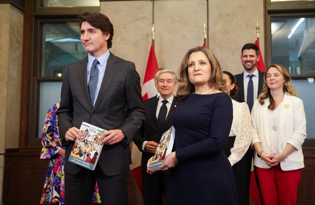 Thủ tướng Justin Trudeau (trái) và Bộ trưởng Tài chính Chrystia Freeland của Canada cầm tài liệu ngân sách được đề xuất vào ngày 16.4