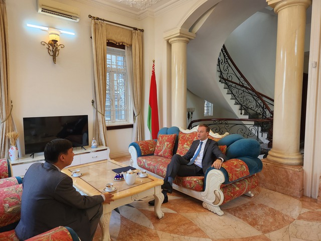 Ông Varankou (phải) trả lời phỏng vấn với PV Thanh Niên