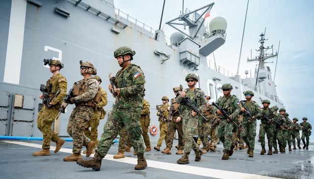 Binh sĩ Úc, Mỹ và Philippines trên tàu đổ bộ chở trực thăng HMAS Canberra của Úc trong một cuộc tập trận năm 2023
