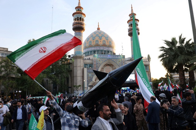 Mô hình tên lửa xuất hiện trong một cuộc tụ tập ăn mừng ở Tehran (Iran) hôm 15.4 sau vụ tấn công Israel