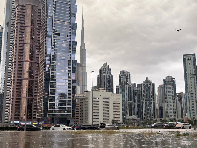 Toàn cảnh lũ lụt do mưa lớn ở tháp Burj Khalifa (Dubai, UAE) ngày 16.4.2024