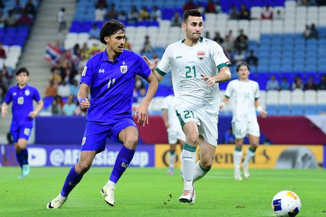 Đội U.23 Thái Lan (trái) gây bất ngờ lớn trước U.23 Iraq