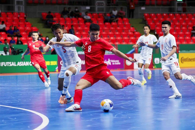 Đào Minh Quảng (8) sút đẹp mắt, ghi bàn đầu tiên cho đội tuyển VN tại VCK futsal châu Á 2024