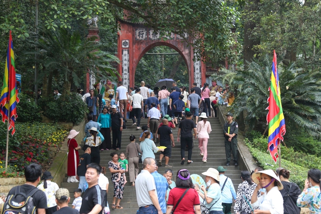 Hàng nghìn người về đền Hùng dâng hương trước ngày chính lễ giỗ Tổ- Ảnh 1. Dòng người di chuyển lên đền Hùng sáng 17.4