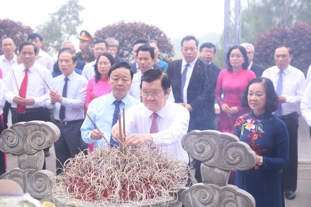 Lãnh đạo, nguyên lãnh đạo Đảng, Nhà nước và tỉnh Hà Tĩnh dâng hương tại khu mộ Tổng Bí thư Trần Phú