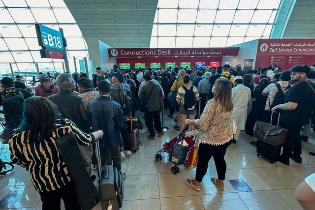Hành khách xếp hàng tại quầy nối chuyến ở Sân bay Quốc tế Dubai