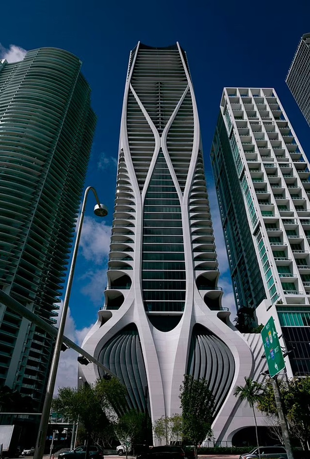Tọa lạc ở trung tâm thành phố, giữa những tòa nhà cao chọc trời trên vịnh Biscayne, One Thousand Museum được thiết kế bởi kiến trúc sư quá cố Zaha Hadid