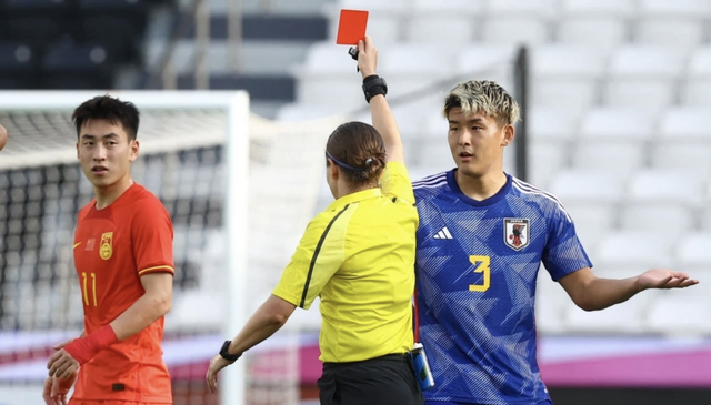Trung vệ Nishio (số 3) bị truất quyền thi đấu trong hiệp 1, khiến U.23 Nhật Bản suýt trả giá trước U.23 Trung Quốc
