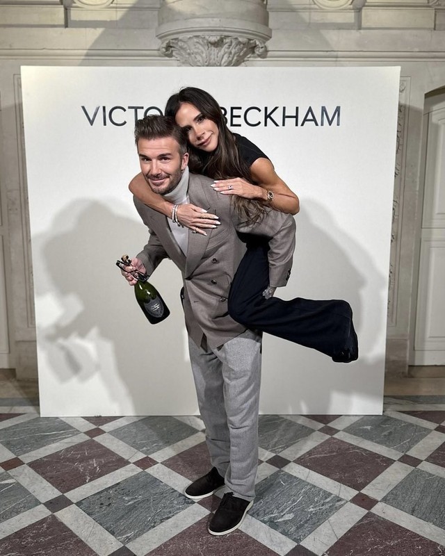 David Beckham cõng vợ chụp ảnh kỷ niệm trước khi ăn mừng show thời trang của Vicotria diễn ra thành công hồi tháng 3 năm nay