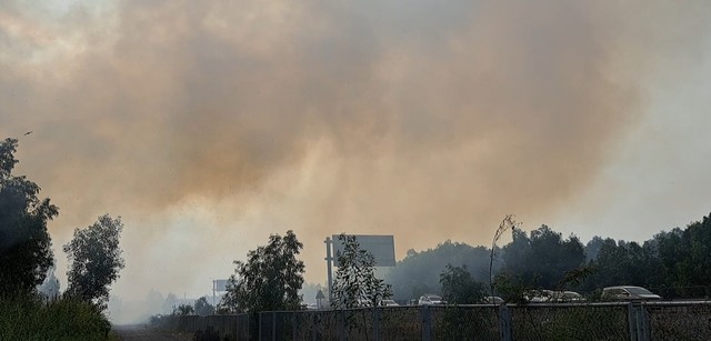 Khói và tàn tro từ đám cháy bay vào cao tốc Trung Lương - Mỹ Thuận
