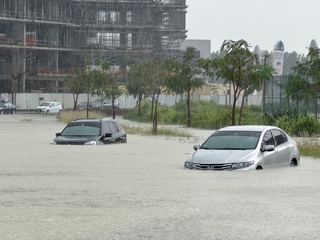 Ôto lái qua tuyến đường lụt do mưa lớn ở Dubai ngày 16.4