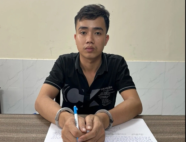 Bị can Nguyễn Đăng Khoa ghi lời khai về vụ án