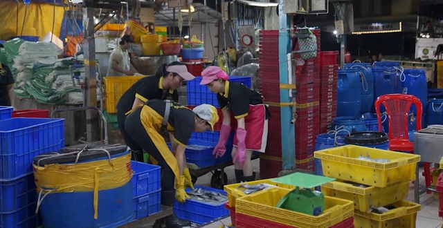 Thùy Tiên, Hòa Minzy trải nghiệm nghề cửu vạn tại chợ đầu mối Bình Điền